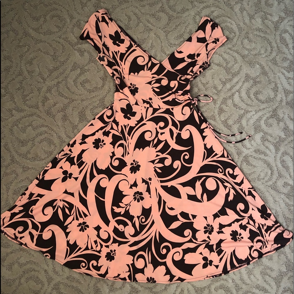 Flattering fun floral London Times size 4 dress.